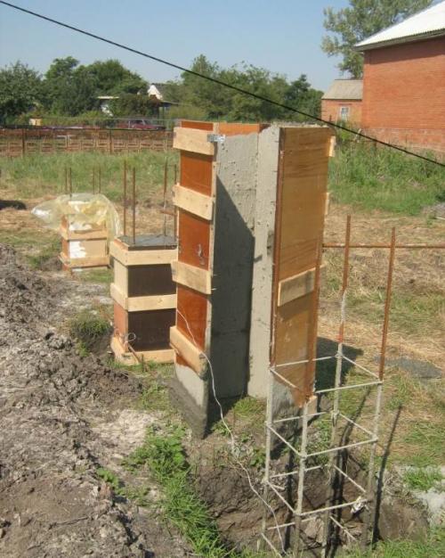 Возводим столбчатый фундамент для каркасного дома. Заливка монолитного столбчатого фундамента