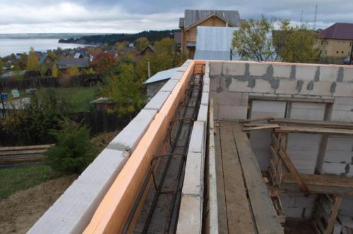 Как залить армопояс под крышу. Армопояс под крышу для газобетонного дома: варианты изготовления, технология установки своими руками