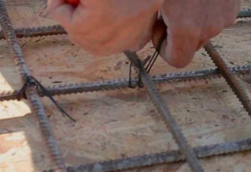 Вязка арматуры шуруповертом своими руками. Чем вязать арматуру для фундамента своими руками шуруповертом 19