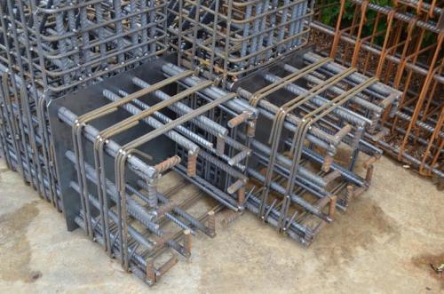 Вязать или варить арматуры. Вязка арматуры под фундамент 03