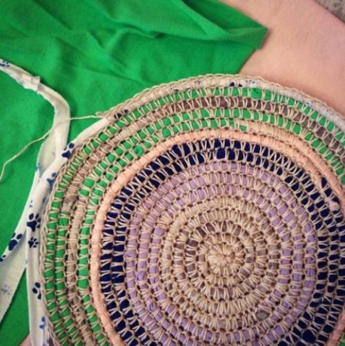 Как сделать деревянный крючок для вязания ковриков. Как создать своими руками красивый коврик из старых вещей и не только!