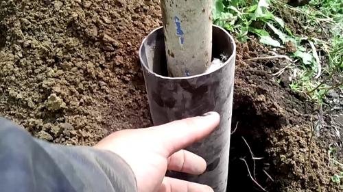 Арматура для столбов забора. Секрет установки металлического столбы из круглой трубы