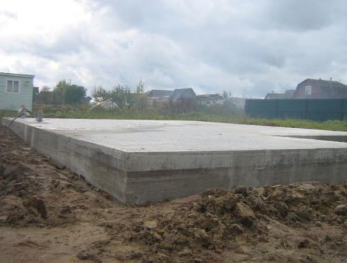 Размеры ленточного фундамента под забор. Как правильно сделать своими руками ленточный фундамент под забор из профнастила с кирпичными столбами