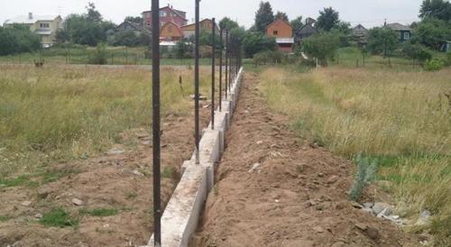 Как вязать арматуру под фундамент для забора. Бетонные работы: отстой фундамента и распалубка 02 Как вязать арматуру под фундамент для забора. Бетонные работы: отстой фундамента и распалубка 02