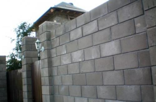 Как сделать ленточный фундамент под забор своими руками. В каких ситуациях лучше остановиться на ленточном фундаменте? 03