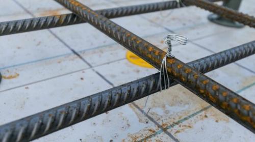 Обвязка фундамента арматурой. Как можно вязать арматуру?