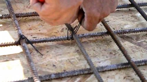 Как вязать арматуру для фундамента. Связывание арматуры вязальным пистолетом: за и против