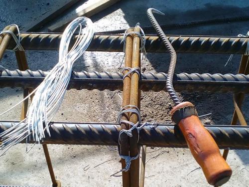 Как работает арматура в ленточном фундаменте. Чем вязать каркас?