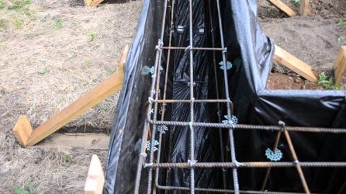 Нужна ли арматура в ленточном фундаменте. 