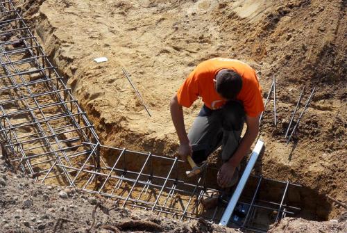 Как вязать арматуру под плиту. Плитный фундамент: особенности вязки арматуры