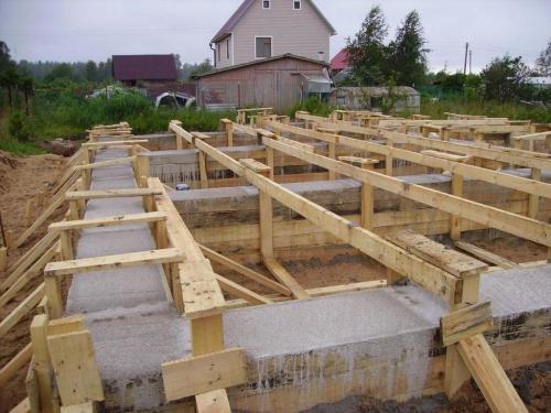 Фундамент под одноэтажный каркасный дом. Какой фундамент лучше под каркасный дом и почему?