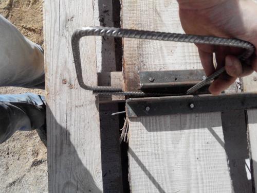 Хомуты для армопояса. Гнем арматуру на армопояс