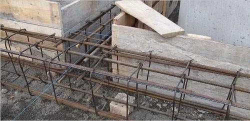 Определение шага арматуры в ленточном фундаменте. Шаг армирования ленточных фундаментов (по СНиПу)