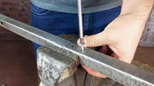 Как соединить две трубы под 90 градусов без сварки. Процесс соединения двух одинаковых профильных квадратных труб без сварки