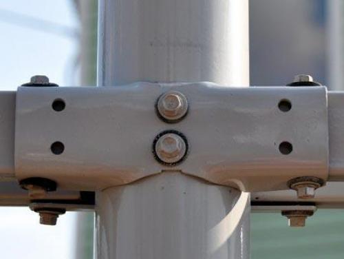 Крепление лаг к круглым столбам. Самодельные кронштейны