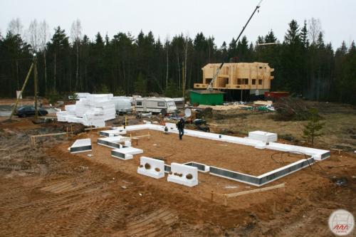 Какой фундамент лучше выбрать под каркасный дом. Типы фундаментов и их особенности Чтобы фундамент не растрескивался из-за промерзания грунта, не деформировался из-за подпочвенных вод, строители обычно предлагают два способа возведения этой конструкции: 02